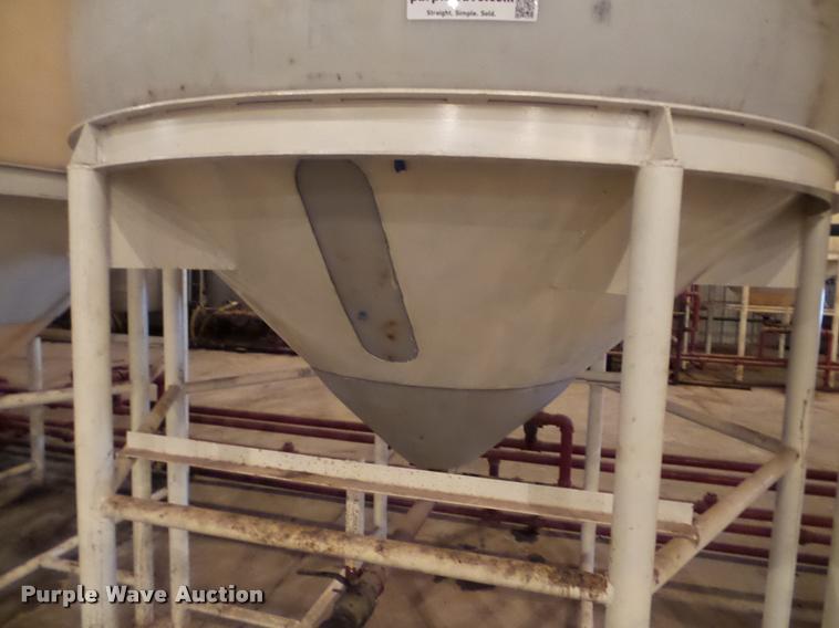 image for item DA4762 Vertical fertilizer poly tank
