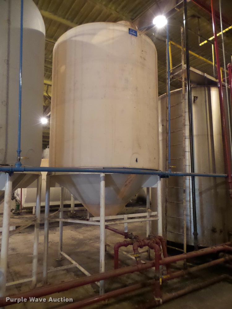 image for item DA4763 Vertical fertilizer poly tank