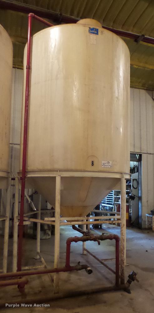 image for item DA4777 Vertical fertilizer poly tank