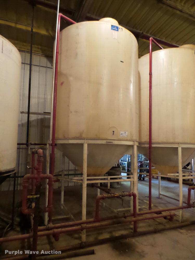image for item DA4778 Vertical fertilizer poly tank