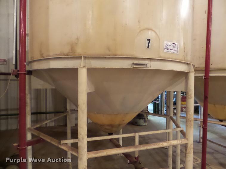 image for item DA4778 Vertical fertilizer poly tank