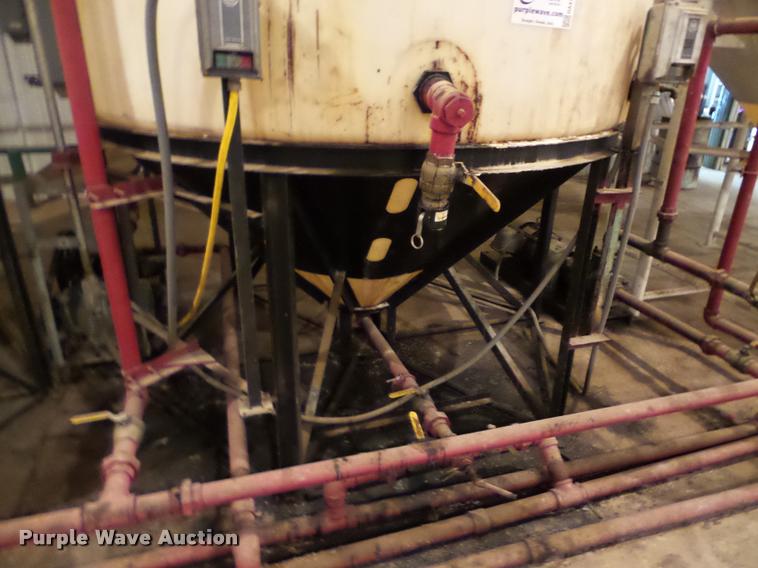 image for item DA4779 Vertical fertilizer poly tank