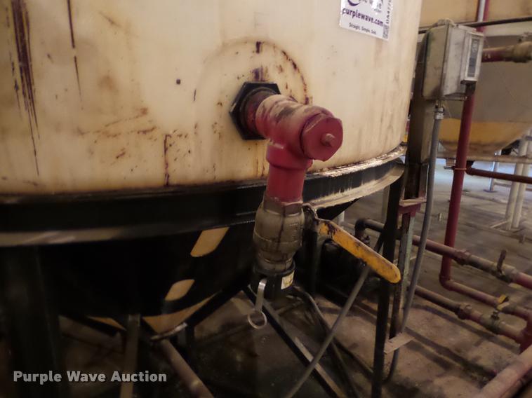 image for item DA4779 Vertical fertilizer poly tank