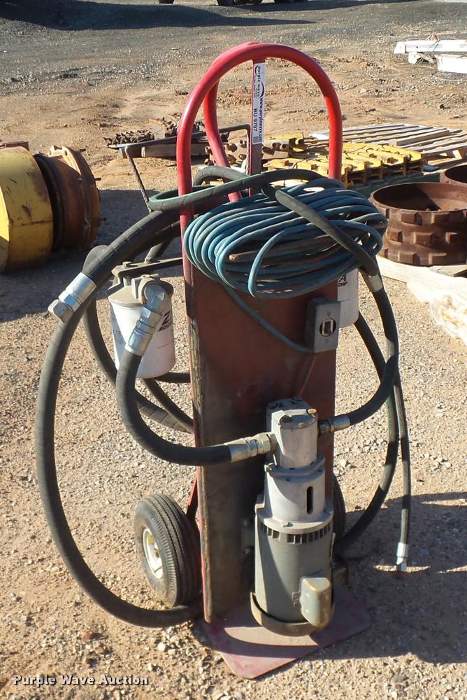Hydraulic filter cart in Edmond, OK Item BU9797 sold Purple Wave
