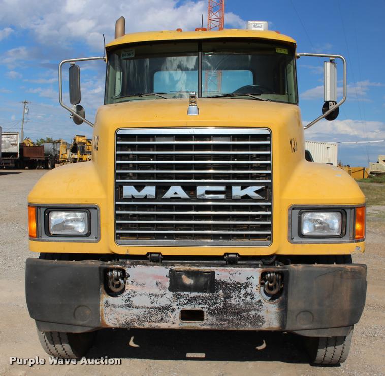 image for item DB0022 2006 Mack CHN613 semi truck