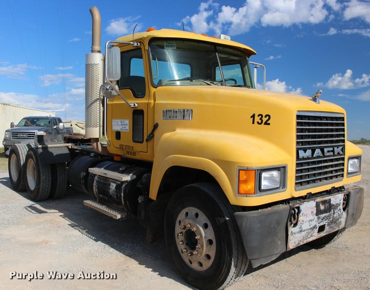 image for item DB0022 2006 Mack CHN613 semi truck