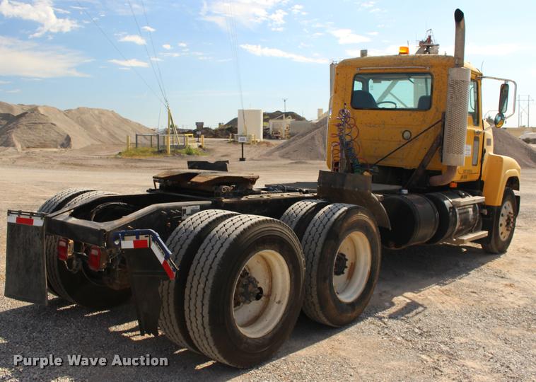 image for item DB0022 2006 Mack CHN613 semi truck