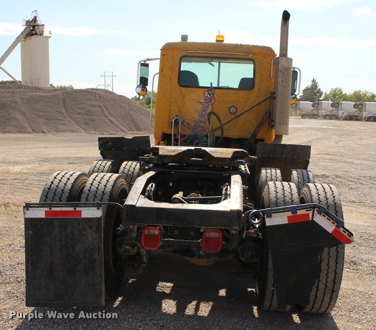 image for item DB0022 2006 Mack CHN613 semi truck