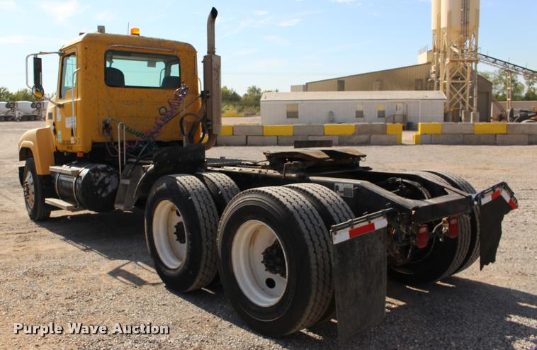 image for item DB0022 2006 Mack CHN613 semi truck