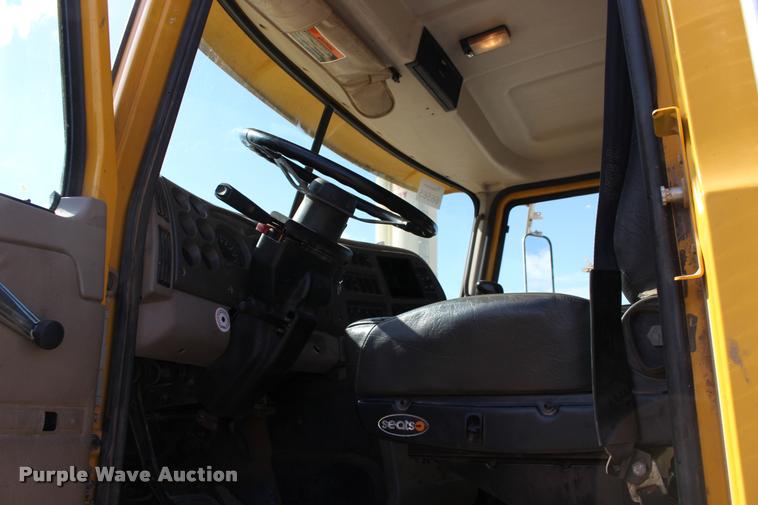 image for item DB0022 2006 Mack CHN613 semi truck