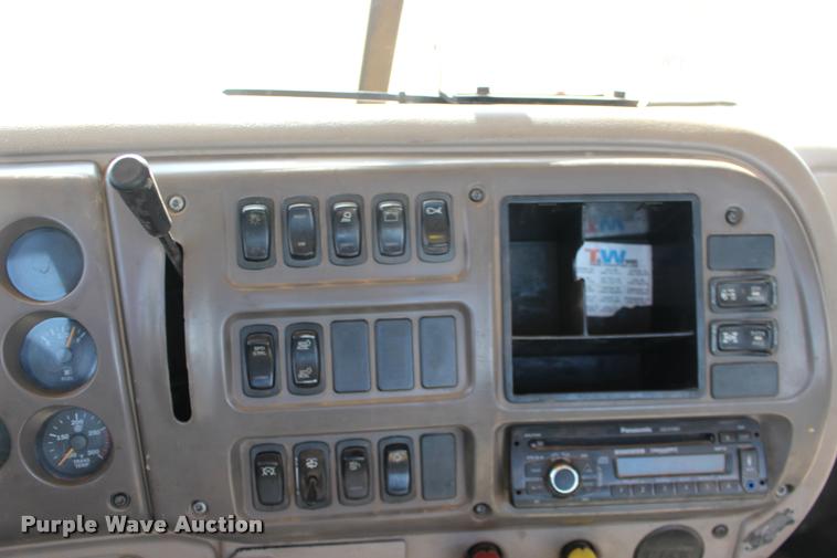 image for item DB0022 2006 Mack CHN613 semi truck