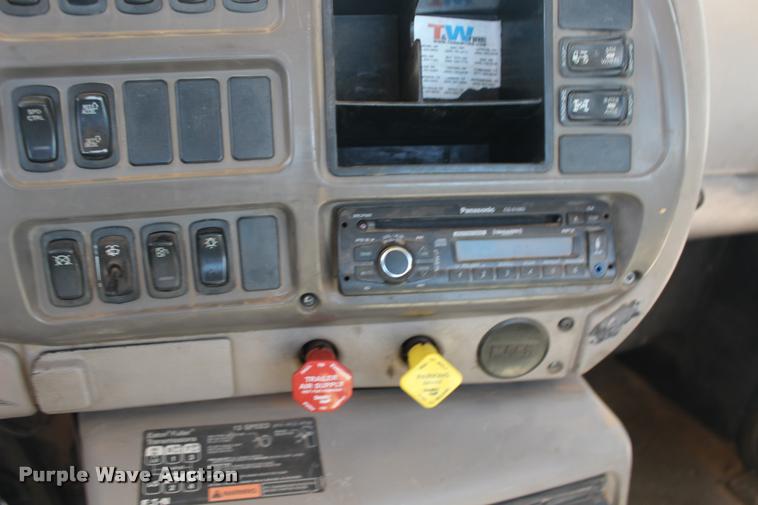 image for item DB0022 2006 Mack CHN613 semi truck