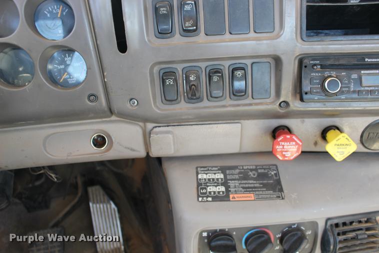 image for item DB0022 2006 Mack CHN613 semi truck