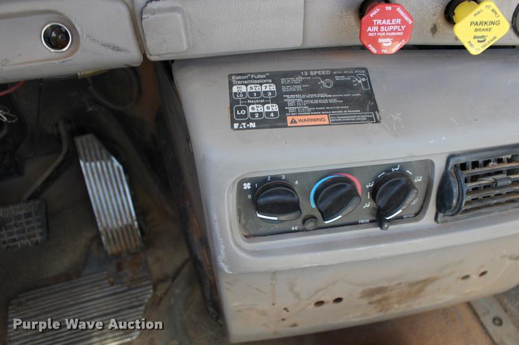 image for item DB0022 2006 Mack CHN613 semi truck