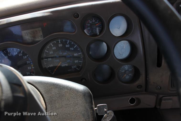 image for item DB0022 2006 Mack CHN613 semi truck