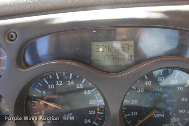 image for item DB0022 2006 Mack CHN613 semi truck