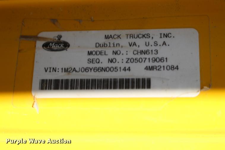 image for item DB0022 2006 Mack CHN613 semi truck