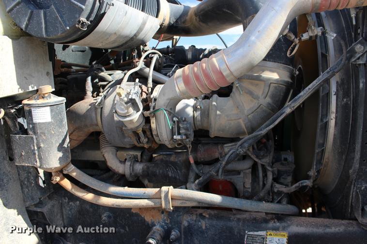 image for item DB0022 2006 Mack CHN613 semi truck