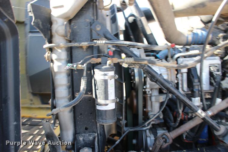 image for item DB0022 2006 Mack CHN613 semi truck