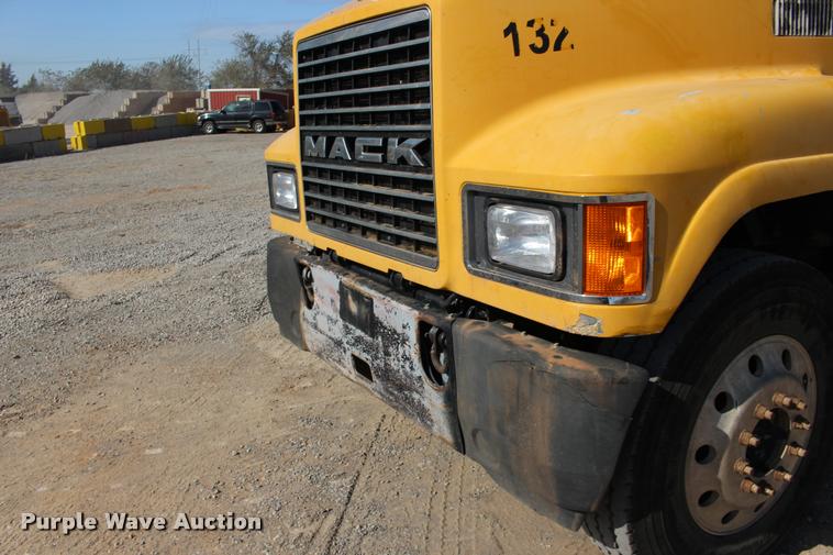image for item DB0022 2006 Mack CHN613 semi truck