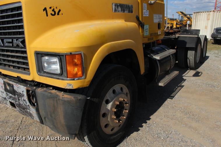 image for item DB0022 2006 Mack CHN613 semi truck