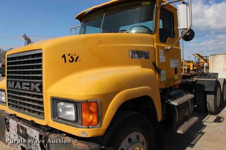 image for item DB0022 2006 Mack CHN613 semi truck