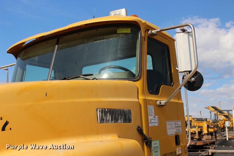 image for item DB0022 2006 Mack CHN613 semi truck