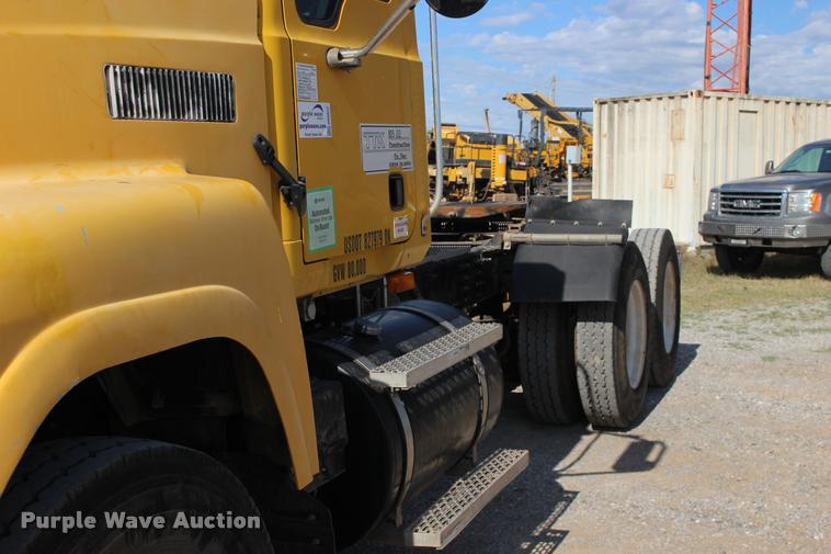 image for item DB0022 2006 Mack CHN613 semi truck