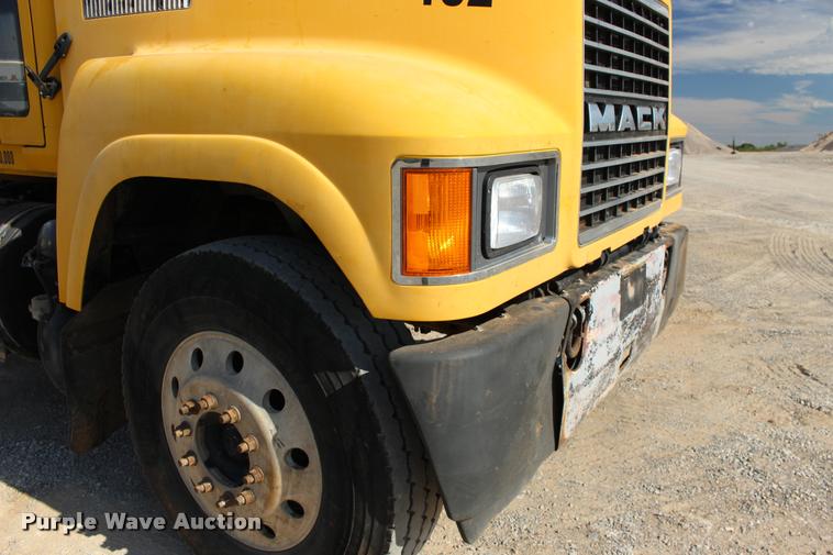 image for item DB0022 2006 Mack CHN613 semi truck
