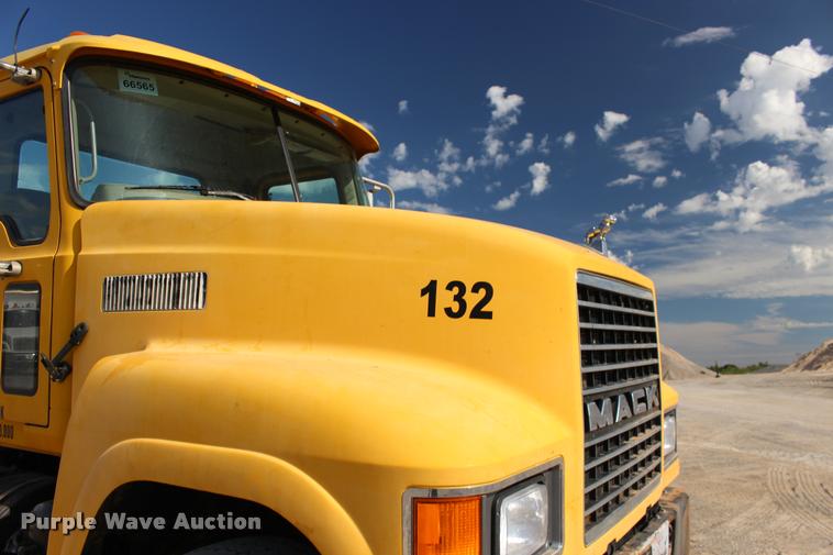 image for item DB0022 2006 Mack CHN613 semi truck