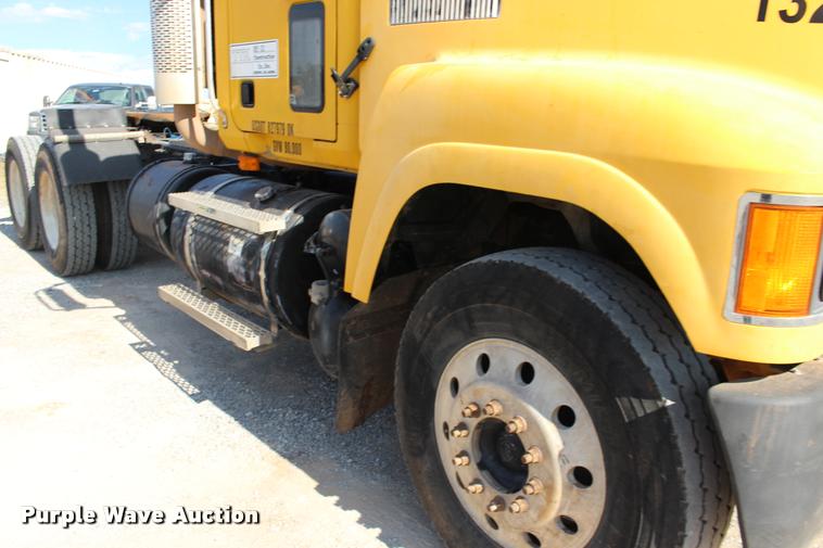 image for item DB0022 2006 Mack CHN613 semi truck