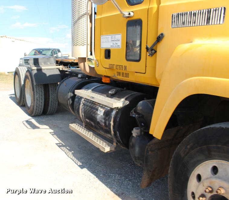 image for item DB0022 2006 Mack CHN613 semi truck