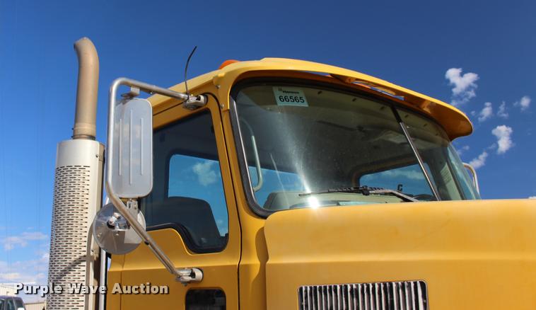 image for item DB0022 2006 Mack CHN613 semi truck