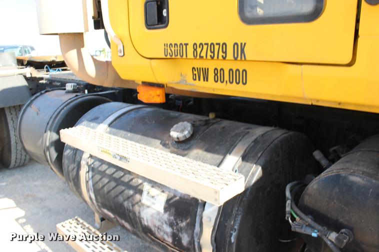 image for item DB0022 2006 Mack CHN613 semi truck