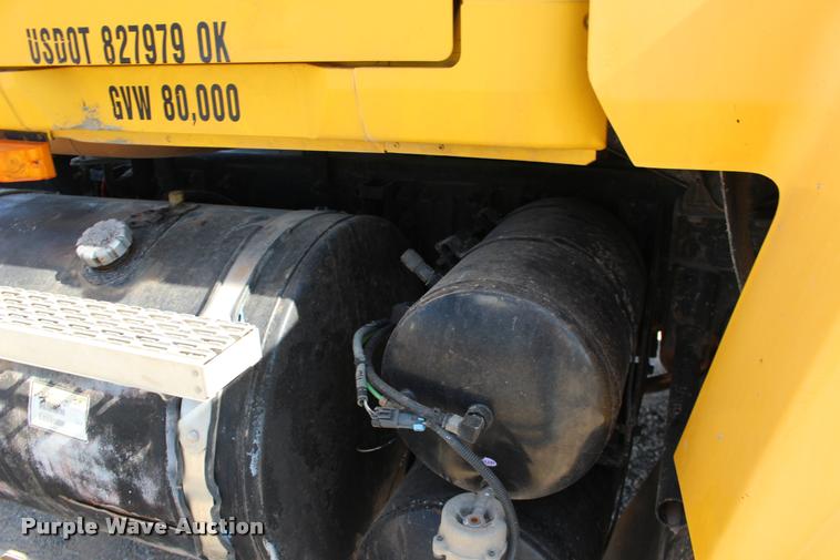 image for item DB0022 2006 Mack CHN613 semi truck