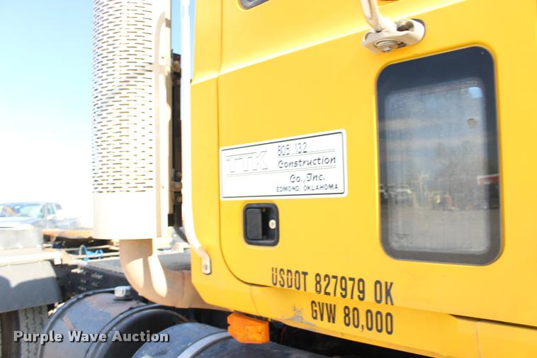 image for item DB0022 2006 Mack CHN613 semi truck