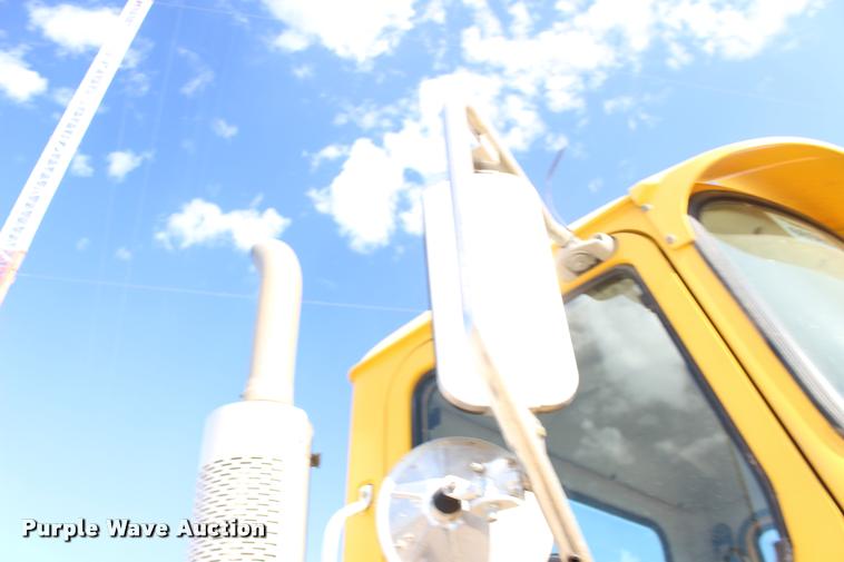 image for item DB0022 2006 Mack CHN613 semi truck