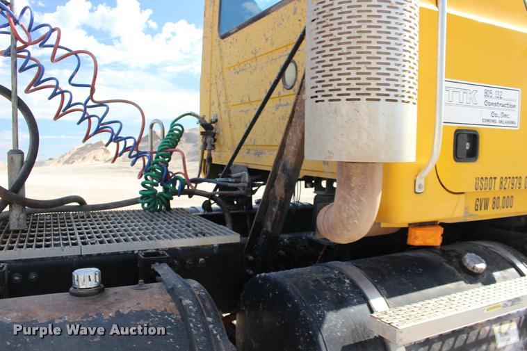 image for item DB0022 2006 Mack CHN613 semi truck