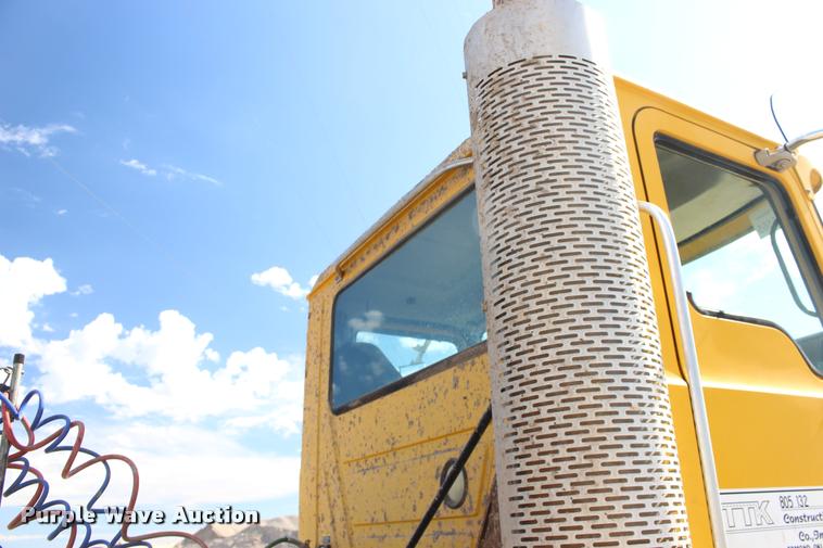 image for item DB0022 2006 Mack CHN613 semi truck