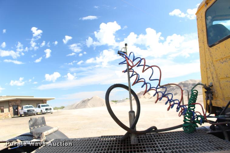 image for item DB0022 2006 Mack CHN613 semi truck