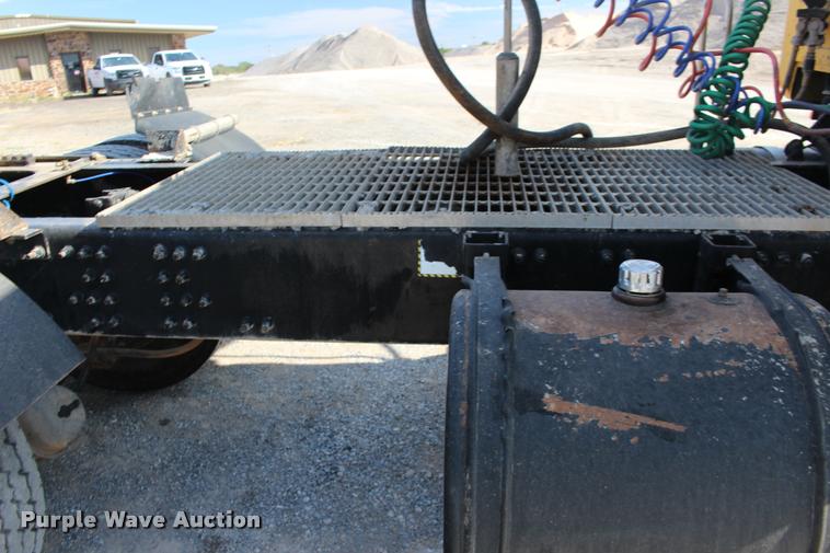 image for item DB0022 2006 Mack CHN613 semi truck