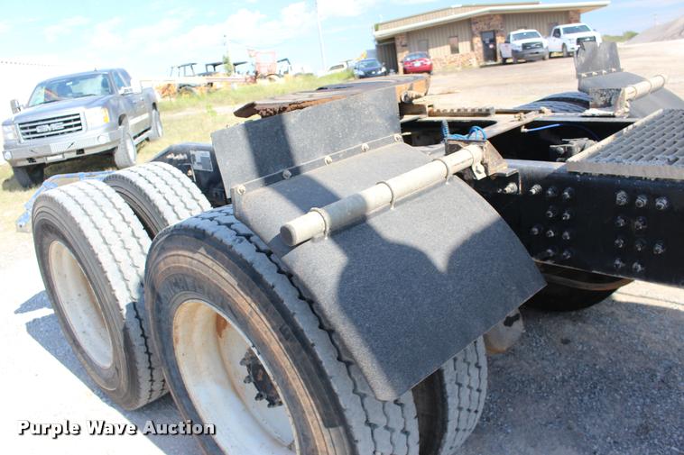 image for item DB0022 2006 Mack CHN613 semi truck