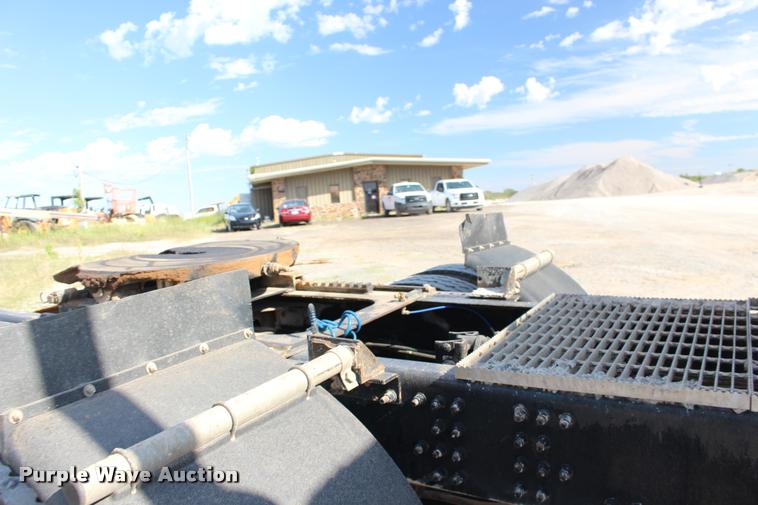 image for item DB0022 2006 Mack CHN613 semi truck