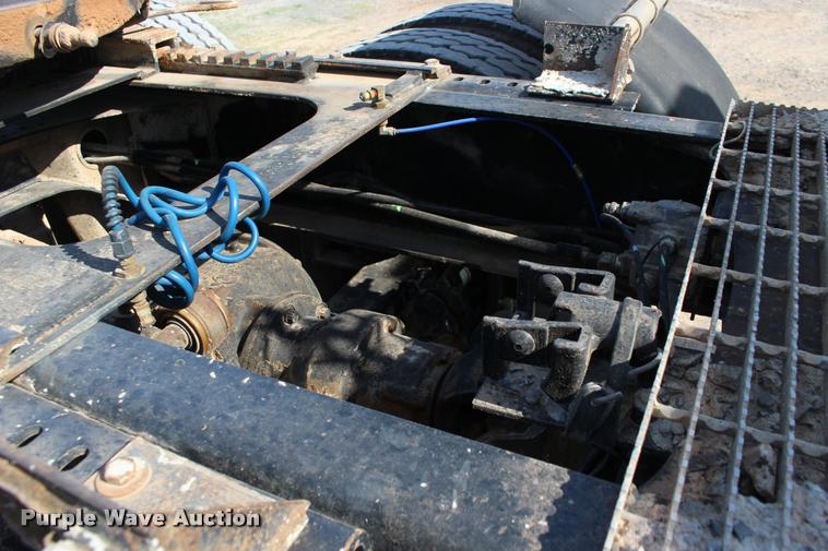 image for item DB0022 2006 Mack CHN613 semi truck