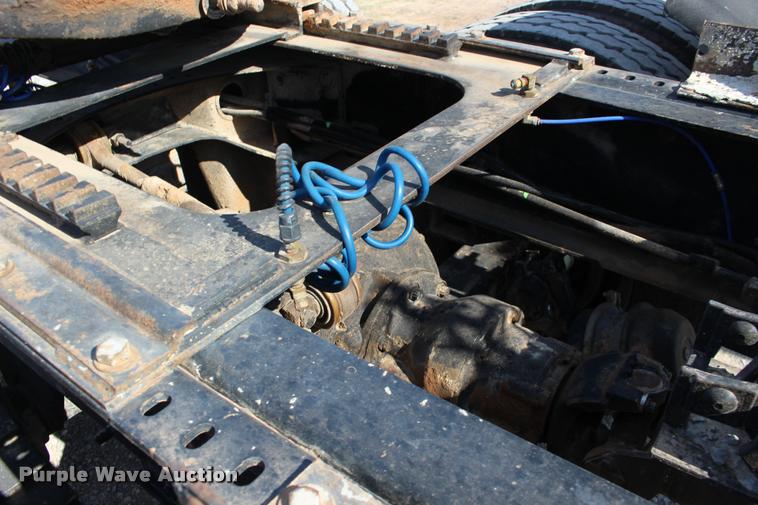 image for item DB0022 2006 Mack CHN613 semi truck