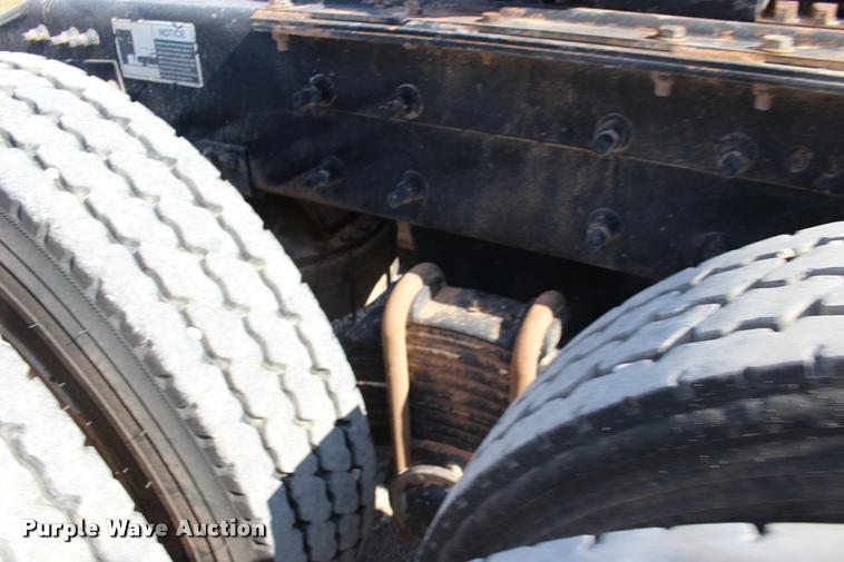 image for item DB0022 2006 Mack CHN613 semi truck