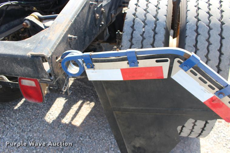 image for item DB0022 2006 Mack CHN613 semi truck