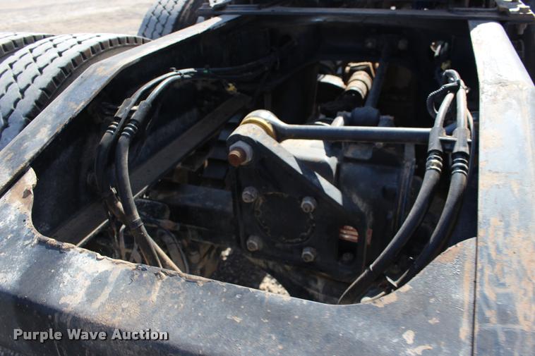 image for item DB0022 2006 Mack CHN613 semi truck