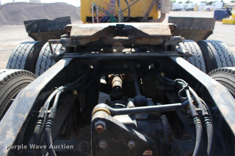 image for item DB0022 2006 Mack CHN613 semi truck