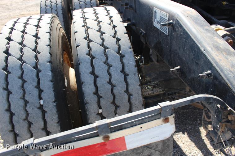 image for item DB0022 2006 Mack CHN613 semi truck